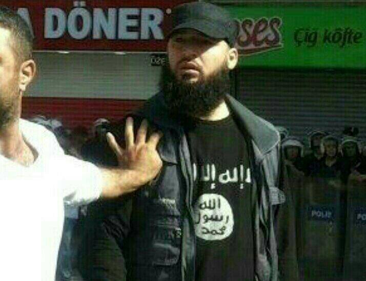 μαχητής της Αλ Νούσρα σε συνεργασία μετην τουρκική αστυνομία κατά τη διάρκεια επεισοδίων