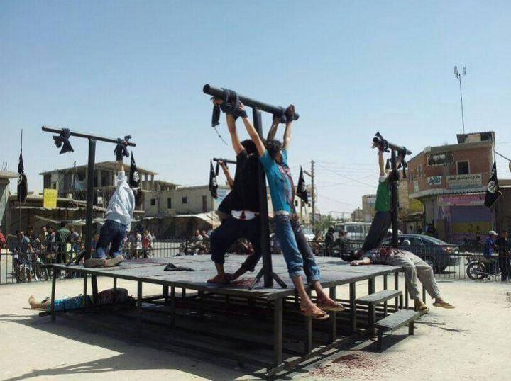 oμαδικές σταυρώσεις στη Ράκκα