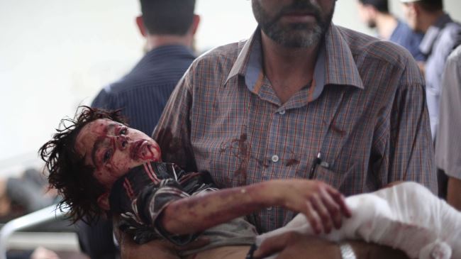 ένας πατέρας έχει στην αγκαλιά το τραυματισμένο του παιδί