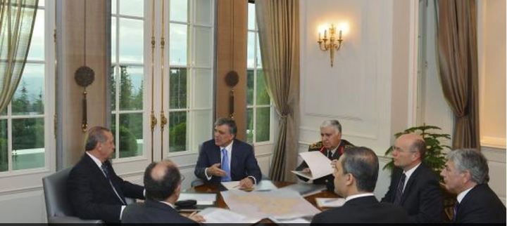 Ο Ερντογάν σε σύσκεψη στην προεδρκή κατοικία μετά την απαγωγή των 80 Τούρκων