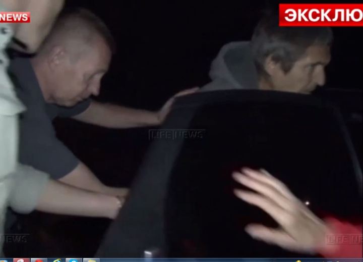 η μετεπιβίβαση του δημοσιογράφου σε άλλο όχημα που θατον μεταφέρει στο νοσοκομείο