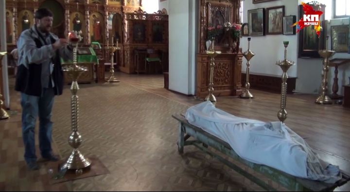 η σωρός του φύλακα εντός του ναού που υπερασπίστηκε έως θανάτου