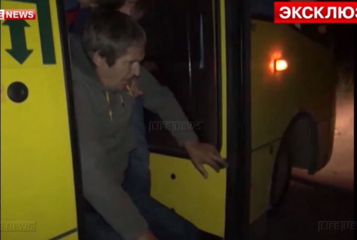 έχει ήδη χάσει τις δυνάμεις του αλλά έχει φθάσει στο σημείο από όπου θα τον παραλάβει άλλο όχημα 