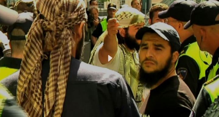 οι αντιδιαδηλωτές που υποστηρίζουν την δολοφονική ΙSIS 