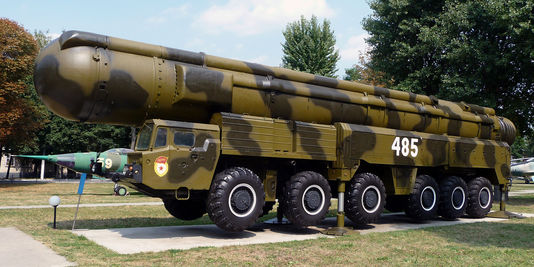 4464000_3_0036_un-vehicule-lance-missile-de-portee_c77830c278dbceae7354ba5a4897df5e
