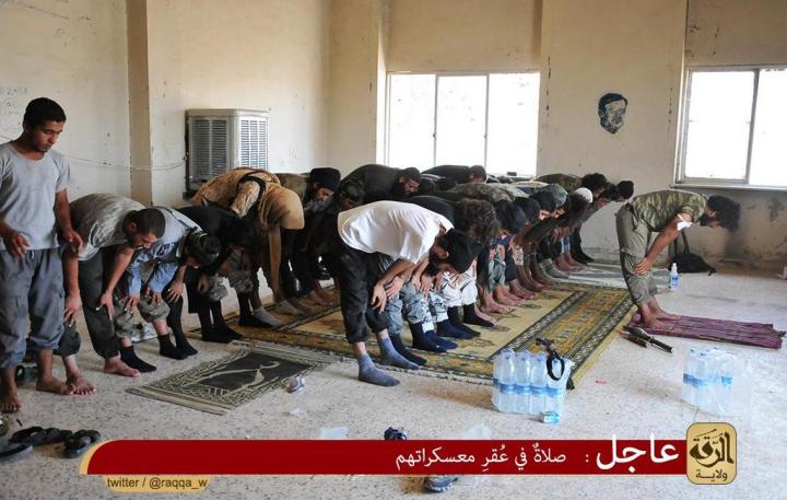 ΄προσεύχονται εντός του στρατοπέδου μετά τις θηριωδίες σε ποιόν θεό άραγε;