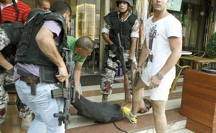 μελος της οργανωσης κατα τη συλληψη του στην τρομοκρατικη επιθεση του ξενοδοχειου