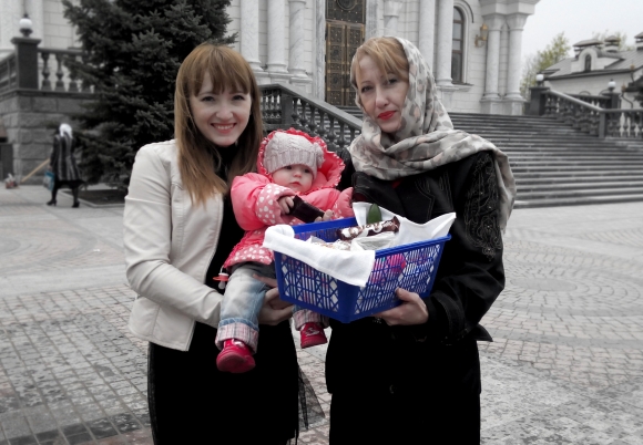 Η γιαγιά Ντάρια σε χαρούμενες στιγμές με την κόρη της Χριστίνα και τη νεογέννητη Κύρα