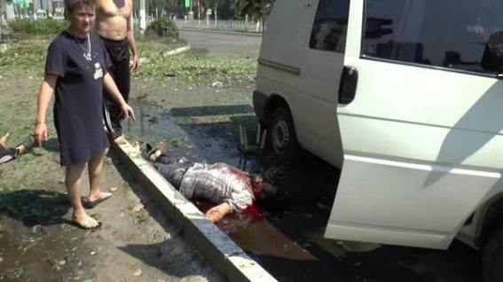 ο εγκάθετος της Δύσης και αναγνωρισμένος από τη Ρωσία ως πρόεδρος Ποροσένκο σκοτώνει πολίτες.....Λουγκάνσκ 