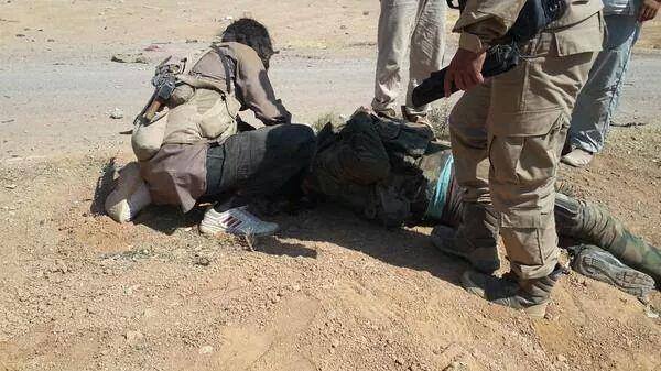 σφαγιάζουν στη Ράκκα σύριους στρατιώτες γιορτάζοντας τα επινίκια 