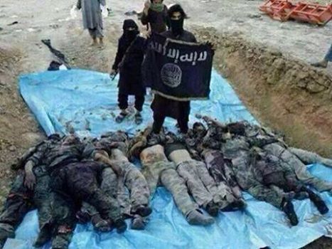 άνδρες του ισλαμικού Κράτους ποζαρουν με τα πτώματα λιβανέζων σταρτιωτών