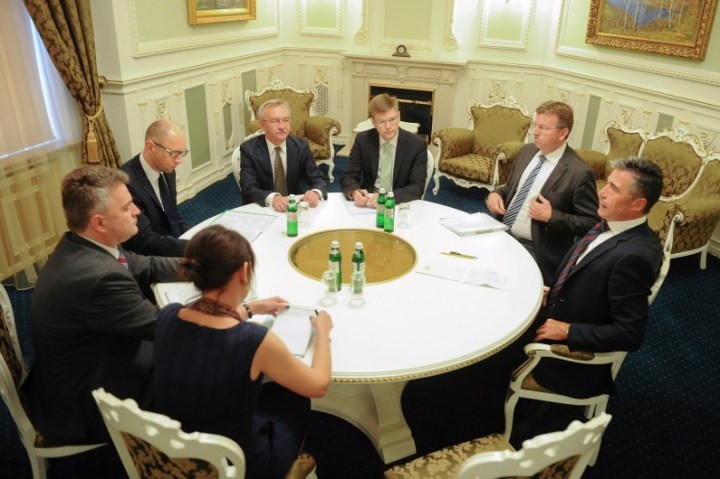 7773631376_le-premier-ministre-ukrainien-arseni-iatseniouk-a-gauche-avec-les-lunettes-et-anders-fogh-rasmussen-a-kiev-le-7-aout-2014