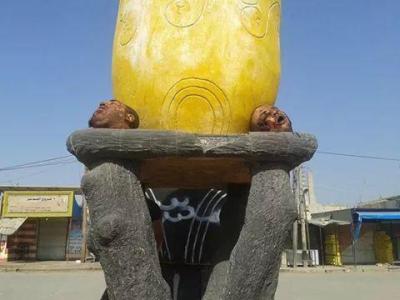 ως διακοσμητικό ντεκόρ οι κεφαλές των αντιπάλων κατά την αλληλοεξόντωση των ανταρτών 