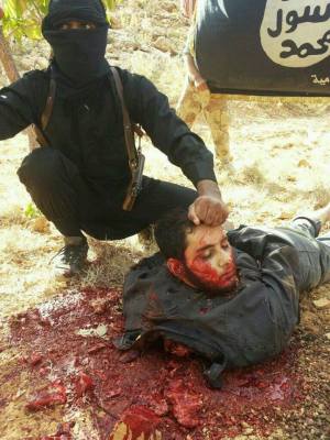 η τελική πράξη ο μασκοφόρος δήμιος και το γυμνό καθαρό πρόσωπο του νεαρού φαντάρου το απόλυτο κοντράστ