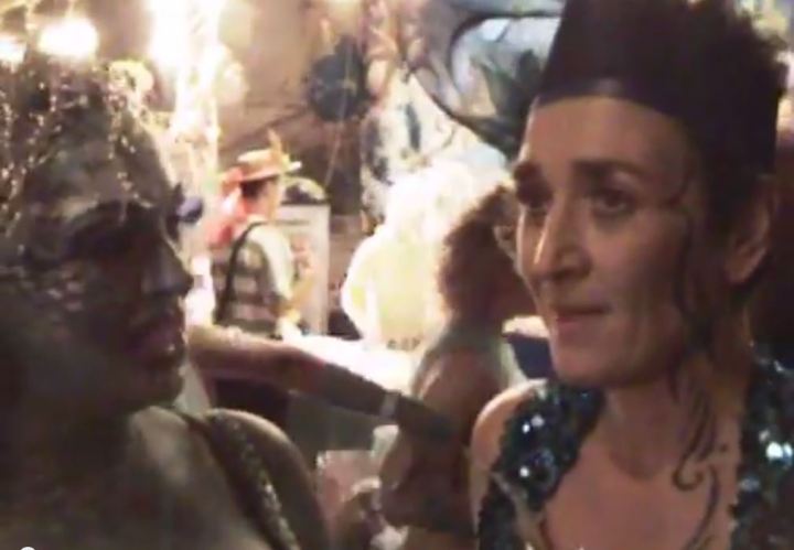 Η Αντιπρόεδρος του Ε.Κ. από αριστερά σε πάρτυ αγάπης το 2009