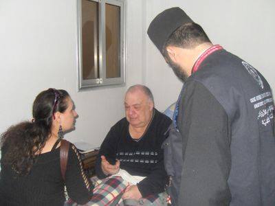 η Υvette επί το έργο στα περίχωρα της Χομς με εκπρόσωπο της εκκλησίας ......