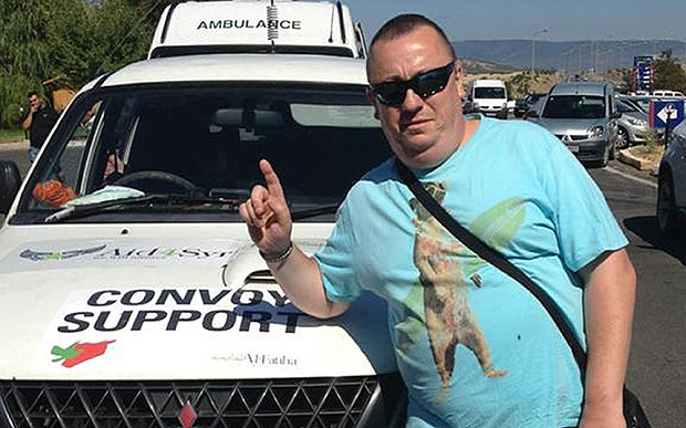 το θύμα σε φωτογραφία από το κονβόι με τη χαρακτηριστική χειρονομία του χεριού. Τα ασθενοφόρα προορίζονταν για την μεταφορά των τραυματισμένων μουτζαχεντίν στην Τουρκία.