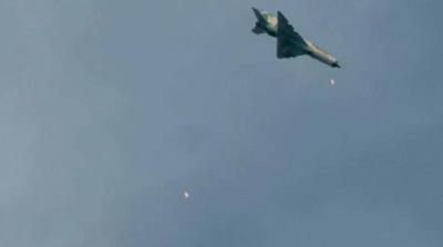 φιλοτζιχαντιστικός λογαριασμός δημοσιεύει το αεροσκάφος που κατέλαβαν και πέταξαν όπως ισχυρίζονται οι ισλαμιστές διακρίνονται και πυρά.......μη επαληθευμένη