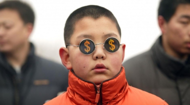 China-banker-Dollar-No-1-reserve-currency