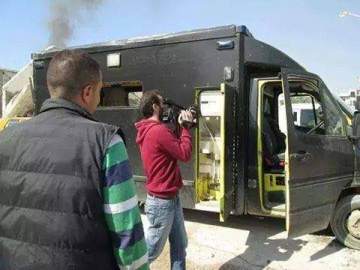 σύριοι δημοσιογράφοι επιθεωρούν το ασθενοφόρο