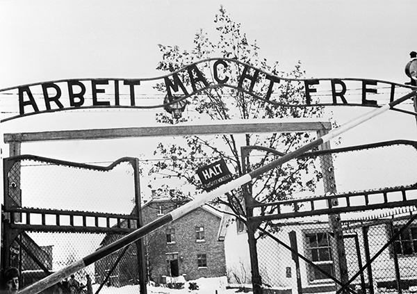 Άουσβιτς:''H Δουλειά ελευθερώνει''