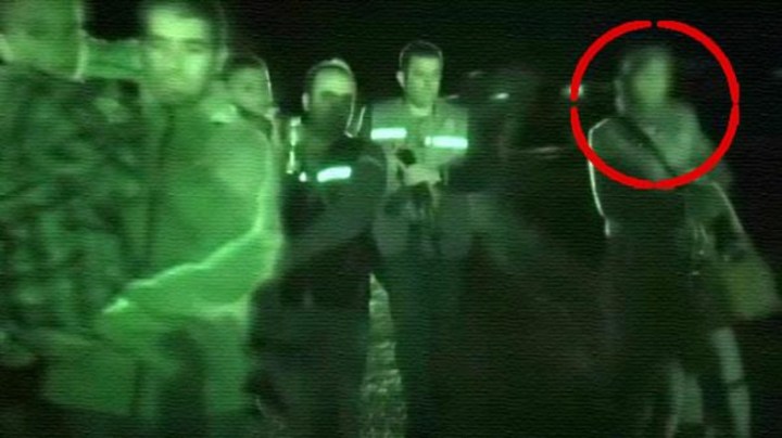 η στιγμή της ανταλλαγής ομήρων, διακρίνεται η γυναίκα με το παιδί