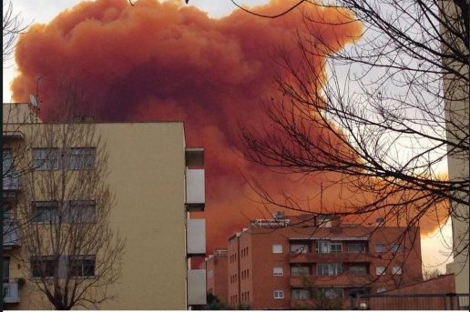 incendie-en-catalogne-un-nuage-toxique-oblige-les-habitants_518948_516x343