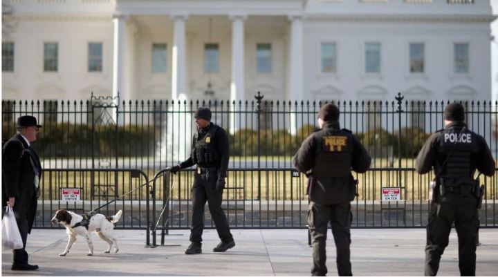 Μια Μυστική Υπηρεσία των ΗΠΑ Κ-9 ομάδα εργάζεται κατά μήκος της βόρειας πλευράς του Λευκού Οίκου