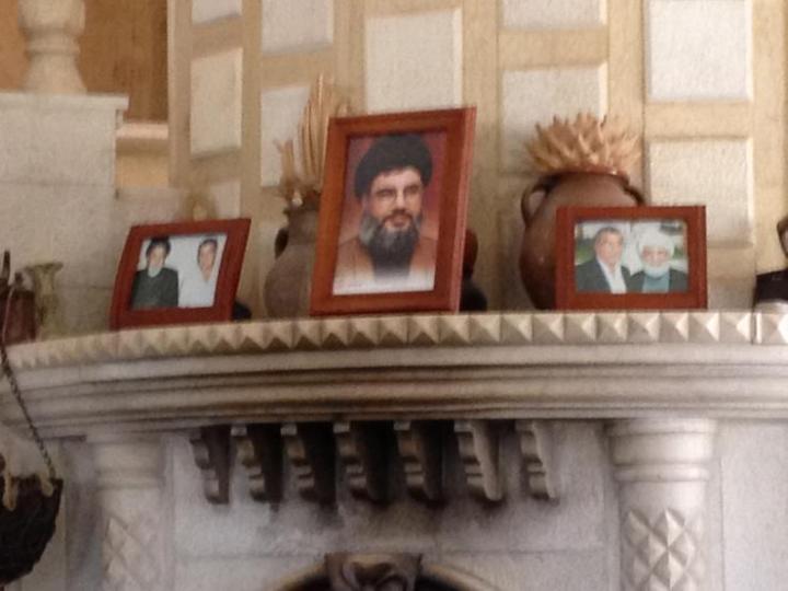 Μια φωτογραφία του Χασάν Νασράλα στο σπίτι της χριστιανικής ηγέτη πολιτοφυλακής Ριφάτ Νασράλα, 19 Απριλίου 2015.