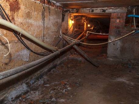 το υπόγειο του σχολείου όπου γίνονταν τα βασανιστήρια