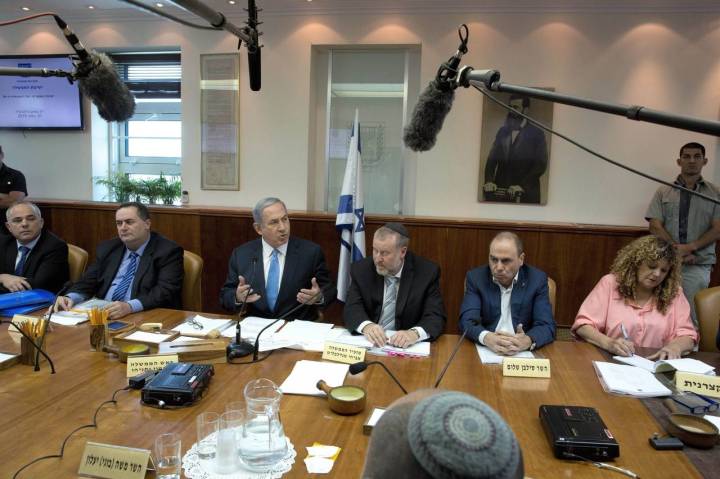 Ο Ισραηλινός πρωθυπουργός Μπέντζαμιν Νετανιάχου, κέντρο-αριστερά, μιλά στο υπουργικό  συμβούλιο στις 31 Μαΐου για τις παραχωρήσεις προς το Ιράν στις συνομιλίες για τα πυρηνικά. ΦΩΤΟ: ΜΕΝΑΧΕΜ Kahana