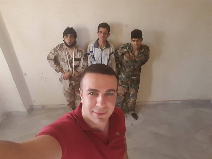 δημοσιογράφος της συριακής τηλεόρασης με αιχμαλώτους της fateh στο Χαλέπι