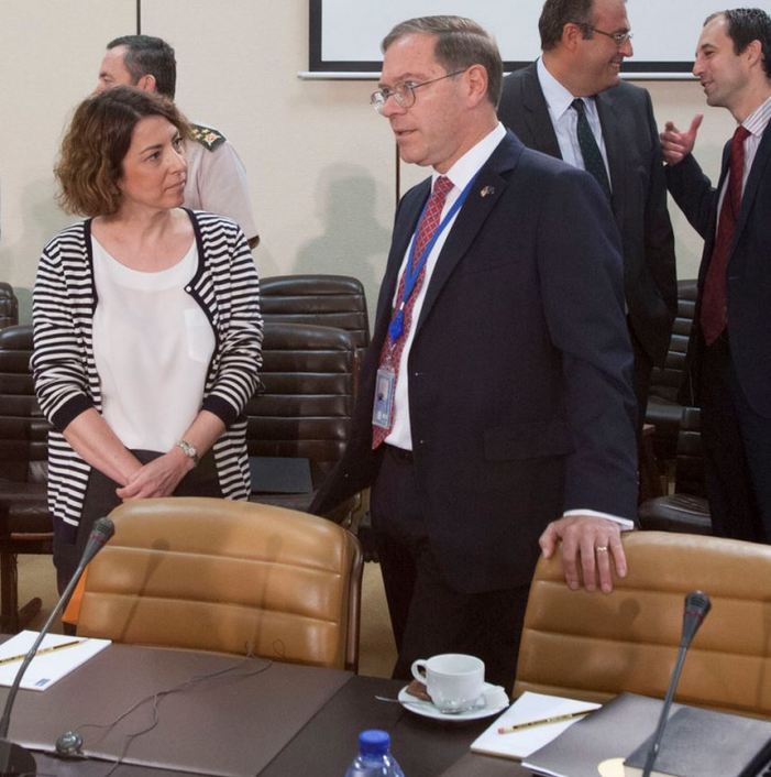 Η πρέσβυς της Τουρκίας στο ΝΑΤΟ Gulin Dinc και ο αμερικάνος ομόλογός της  Earl Litzenberger