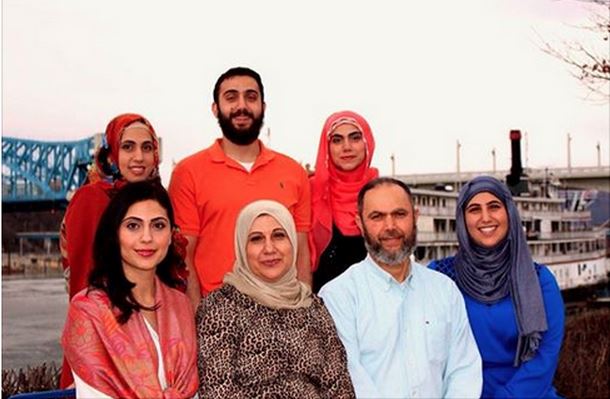 επί σκηνής όλη η οικογένεια Αμπντουλαζίζ