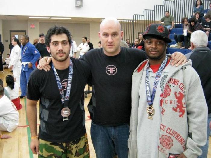 ο δράστης με τον προπονητή του σε παλαιότερη φωτογραφία από πρωτάθλημα πάλης