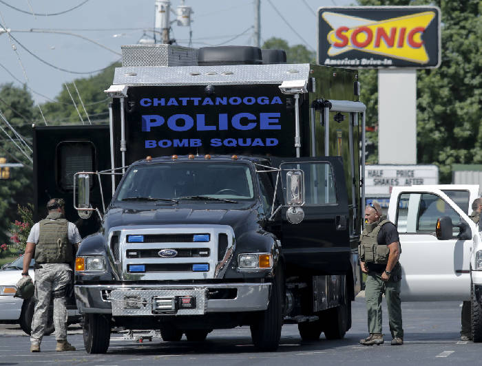 οχήματα εξουδετέρωσης βομβών και ναρκών στην γειτονιά του δράστη