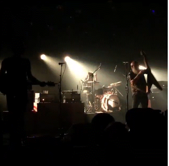 dimpenews.com H ΣΤΙΓΜΗ ΤΗΣ ΕΠΙΘΕΣΗΣ ΣΤΗ ΣΥΝΑΥΛΙΑ ΤΩΝ Eagles of Death Metal ΣΤΗ ΣΚΗΝΗ ΤΟΥ Bataclan