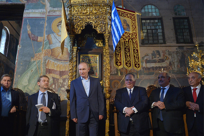 GREECE - MAY 28, 2016: Russian Presidential Aide Yuri Ushakov (L), Russia's President Vladimir Putin (C), Greece's Foreign Minister Nikos Kotzias (3rd R), and a Mount Athos Civil Governor Aristos Kasmiroglou (R) at the Protaton church (the Church of the Assumption of Our Lady) on Mount Athos. Alexei Druzhinin/Russian Presidential Press and Information Office/TASS Ãðåöèÿ. 28 ìàÿ 2016. Ïîìîùíèê ïðåçèäåíòà ÐÔ Þðèé Óøàêîâ (ñëåâà), ïðåçèäåíò ÐÔ Âëàäèìèð Ïóòèí (â öåíòðå), ìèíèñòð èíîñòðàííûõ äåë Ãðåöèè Íèêîñ Êîöèàñ (òðåòèé ñïðàâà), ãóáåðíàòîð Àôîíà Àðèñòîñ Êàñìèðîãëó (ñïðàâà) â õðàìå Óñïåíèÿ Ïðåñâÿòîé Áîãîðîäèöû íà Ñâÿòîé ãîðå Àôîí. Àëåêñåé Äðóæèíèí/ïðåññ-ñëóæáà ïðåçèäåíòà ÐÔ/ÒÀÑÑ