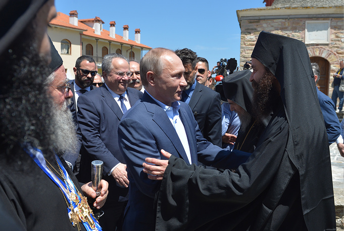 Ãðåöèÿ. 28 ìàÿ 2016. Ïðåçèäåíò ÐÔ Âëàäèìèð Ïóòèí (â öåíòðå) ó Ñâÿùåííîãî Êèíîòà íà Ñâÿòîé ãîðå Àôîí. Àëåêñåé Äðóæèíèí/ïðåññ-ñëóæáà ïðåçèäåíòà ÐÔ/ÒÀÑÑ