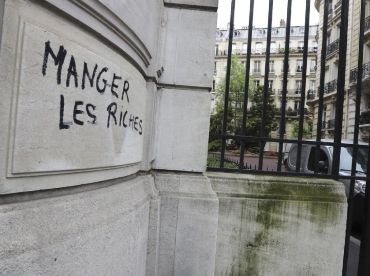 A photo taken on June 15, 2016 shows graffiti, spray painted during a demonstration against labour reforms on June 14, reading "Eat the rich" on Boulevard du Montparnasse in Paris. / AFP PHOTO / JACQUES DEMARTHON